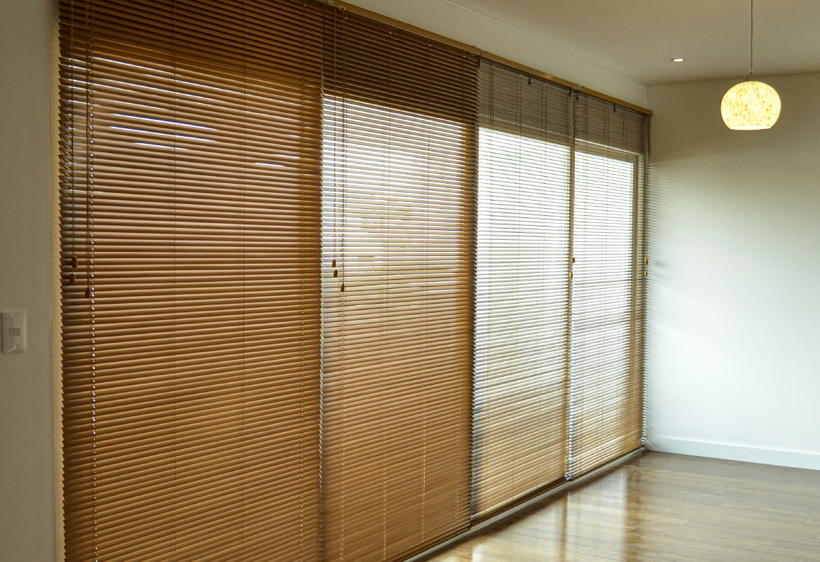 ¿Cuándo es ideal utilizar cortinas de madera o de bambú?