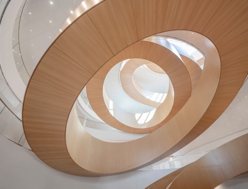 Cuando son vistas desde abajo, las escaleras parecen círculos entrelazados; un guiño a los Aros Olímpicos