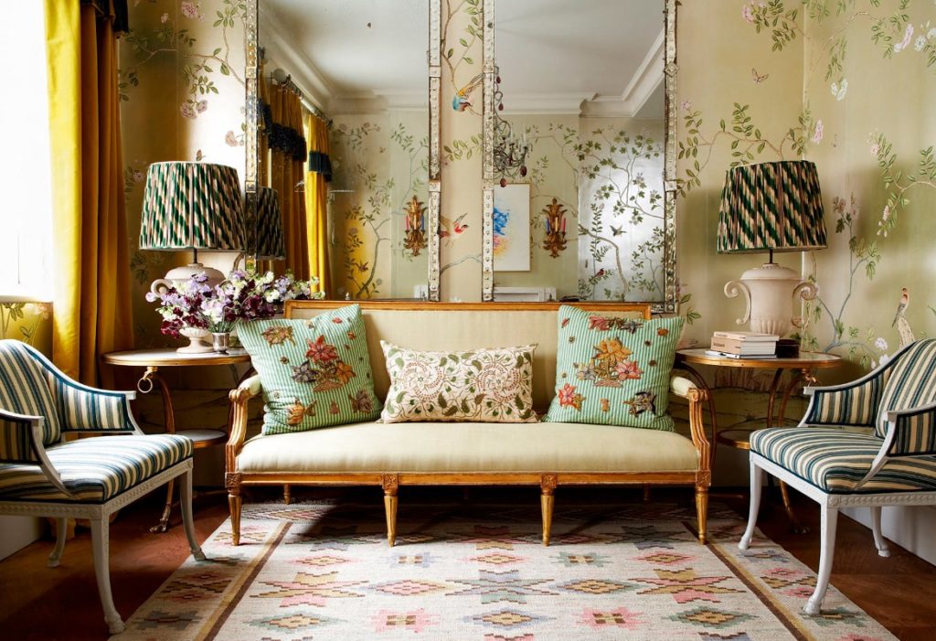 Decoración vintage, decoración floral vintage, muebles restaurados, papel tapiz floral, alfombra vintage, sala en tonos pastel, sala estilo vintage