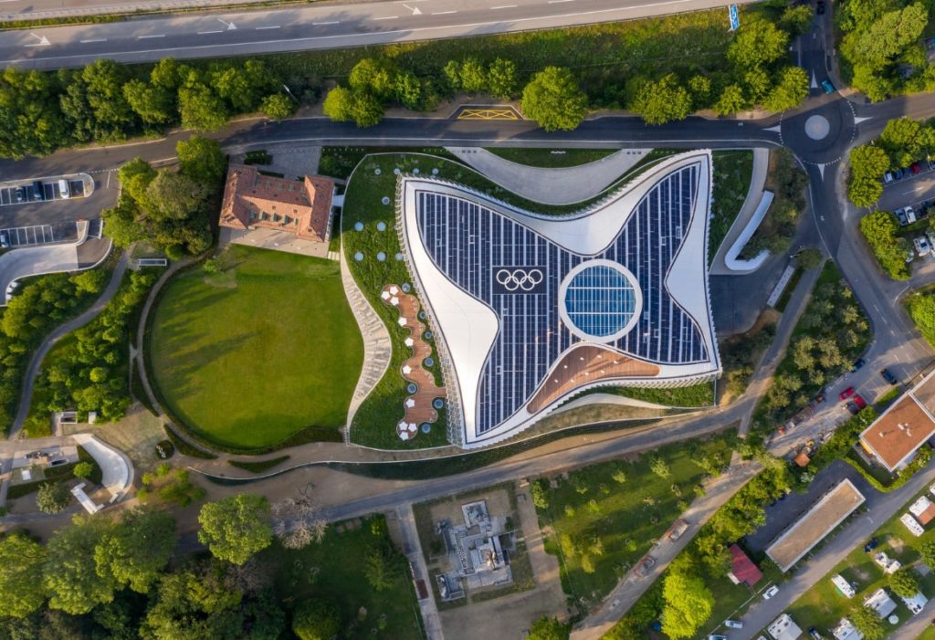 La Casa Olímpica es uno de los edificios más energéticamente eficientes del mundo; los paneles solares del techo le proporcionan del 10% de su energía