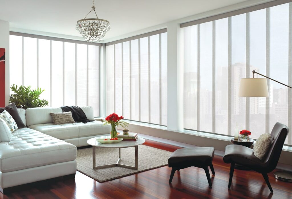 cortinas hunter douglas,cortinas panel glide,cortinas,cortinas para ventanas, cortinas para ventanas de sala, cortinas grandes para ventanales, cortinas blancas,sala, departamento moderno, juego de muebles de sala,muebles de cuero, sofa de cuero,butacas de cuero,decoración en rojo blanco y negro, pared blanca,cuadros rojos, alfombra blanca,lampara de pie, mesa esquinera, florero,vista panorámica,cojines decorativos,decoracion,luminaria