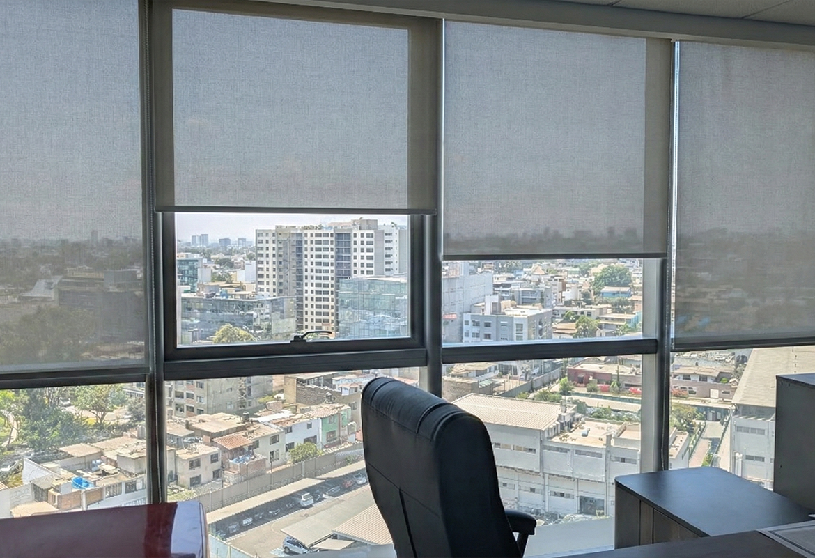 ¿Por qué elegir cortinas roller para tu oficina?